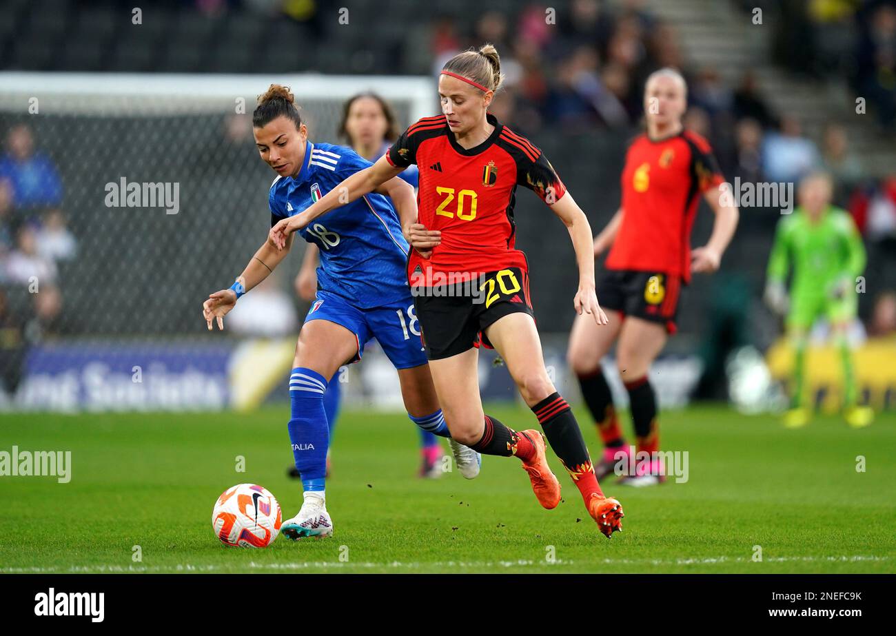 Italiens Arianna Caruso (links) und Belgiens Julie Biesmans kämpfen beim Arnold Clark Cup-Spiel im Stadium MK, Milton Keynes, um den Ball. Foto: Donnerstag, 16. Februar 2023. Stockfoto