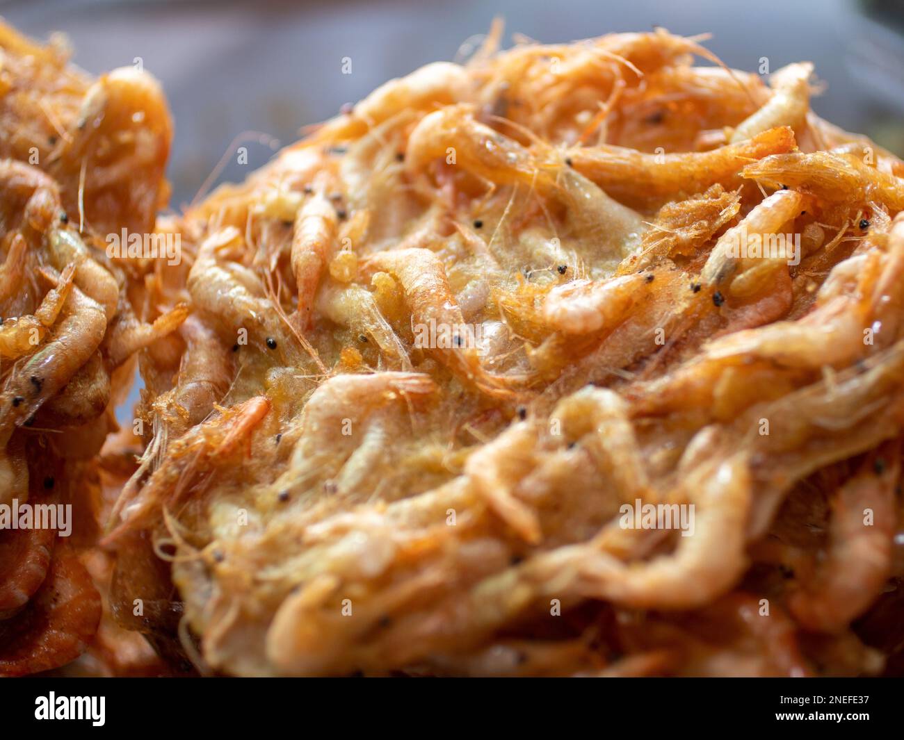 Ein frittierter Shrimp-Fritter-Cracker in Kambodscha. Stockfoto