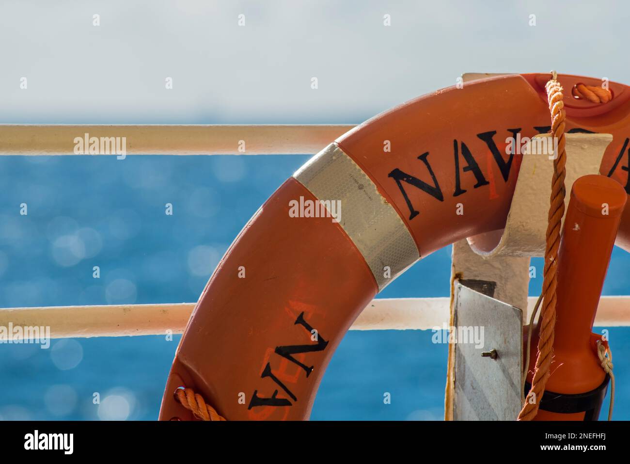 Ringboje Lebensretter mit einer daran befestigten Leuchte auf einem Kreuzfahrtschiff. Stockfoto