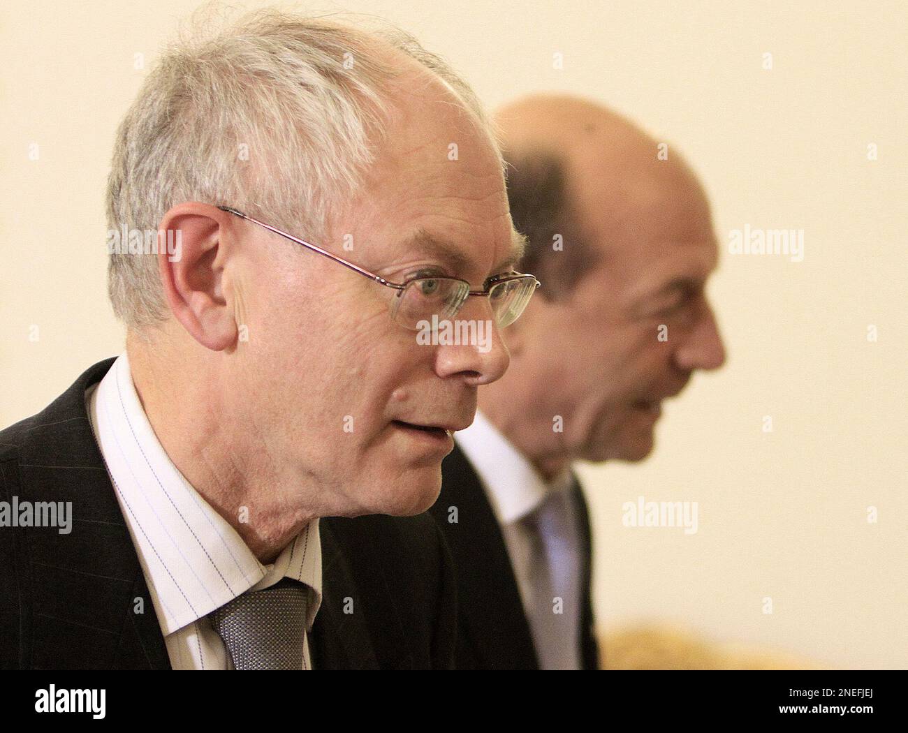 European Union's President Herman Van Rompuy, left, walks along Romania's President Traian Basescu, right, at the begining of their meeting in Bucharest, Romania, Monday, Jan. 18, 2010.(AP Photo/Vadim Ghirda) Stockfoto