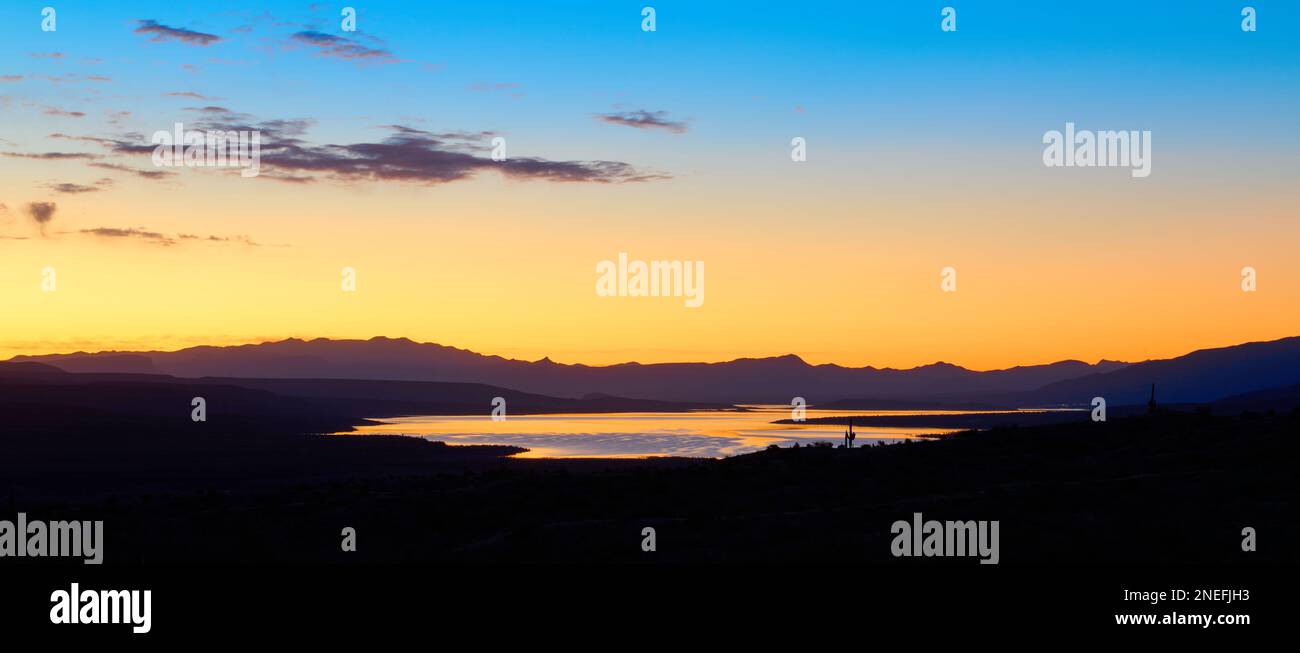 Morgengrauen am Roosevelt Lake im Tonto National Forest, AZ. Stockfoto
