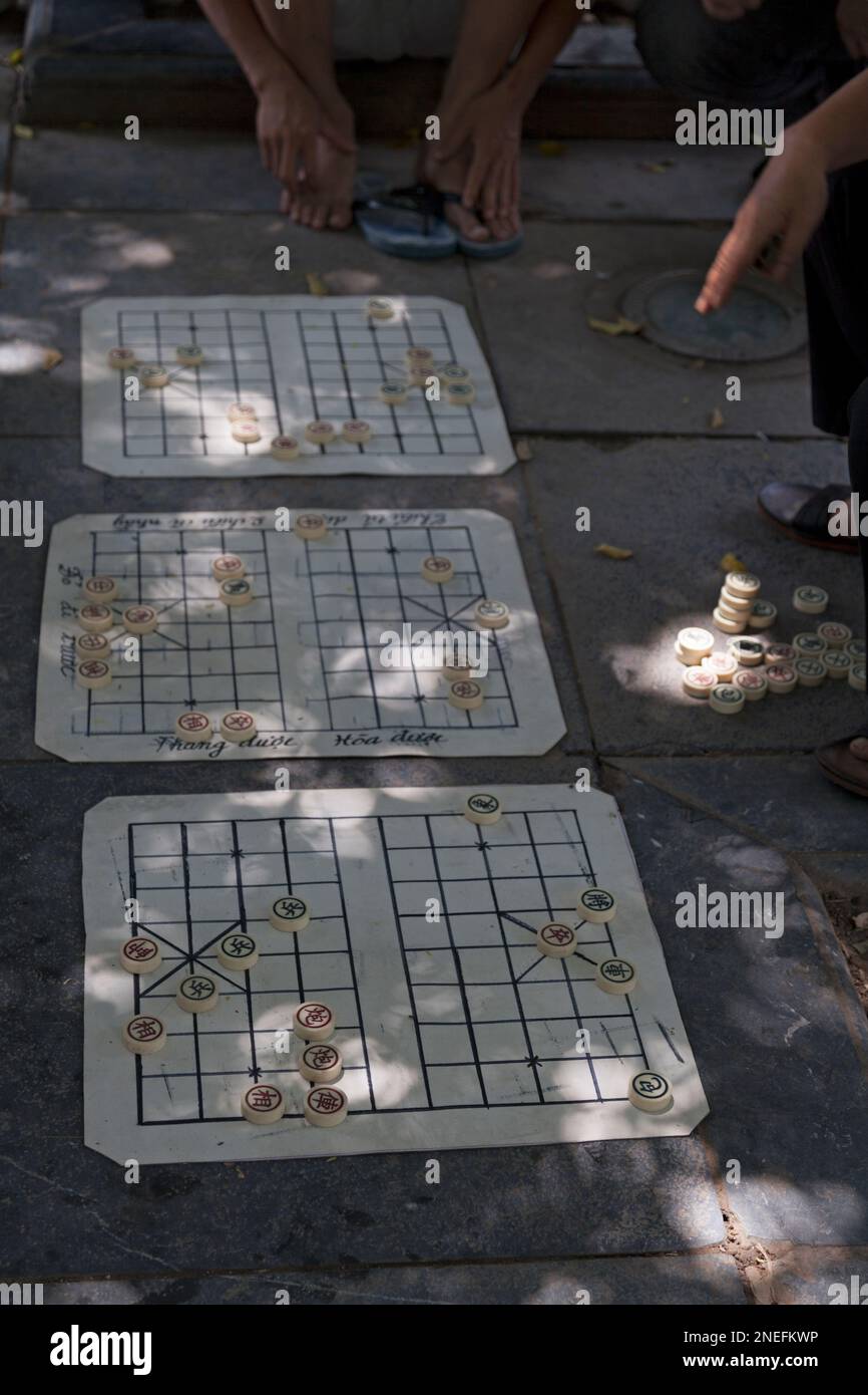 Vietnamesische Männer spielen Xiangqi (cờ tướng), ein beliebter Zeitvertreib in Vietnam in der chinesischen Gemeinschaft. Stockfoto