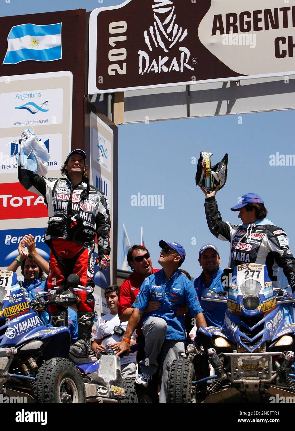 Yamaha's riders Argentina's brothers Marcos,top left, and Alejandro Patronelli, right, celebrate their first and second place in the quad category at the Argentina-Chile Dakar Rally 2010 during the podium ceremony in Buenos Aires, Sunday, Jan. 17, 2010. (AP Photo/Natacha Pisarenko) Stockfoto