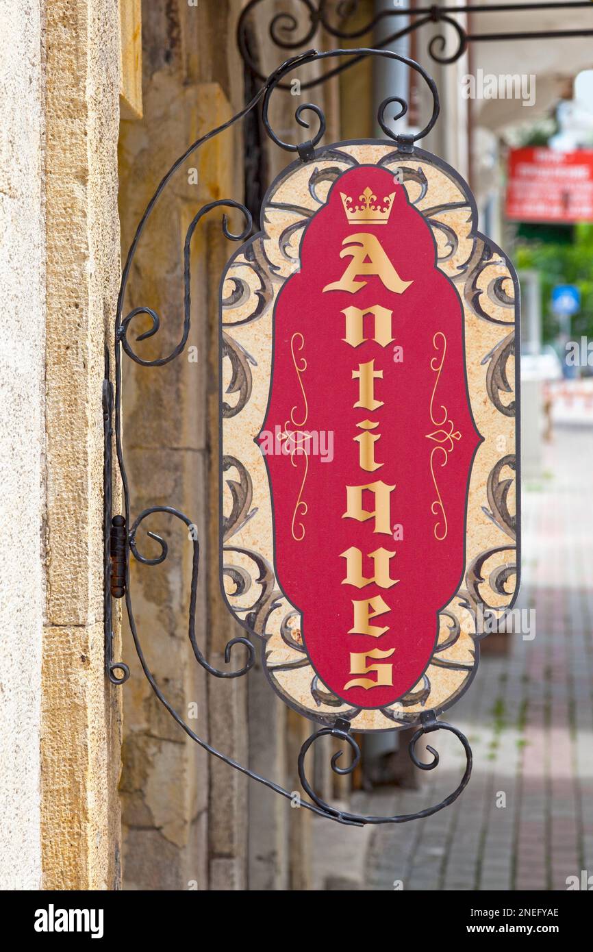 Antikes Schild in einer kleinen Straße von Varna, Bulgarien. Stockfoto