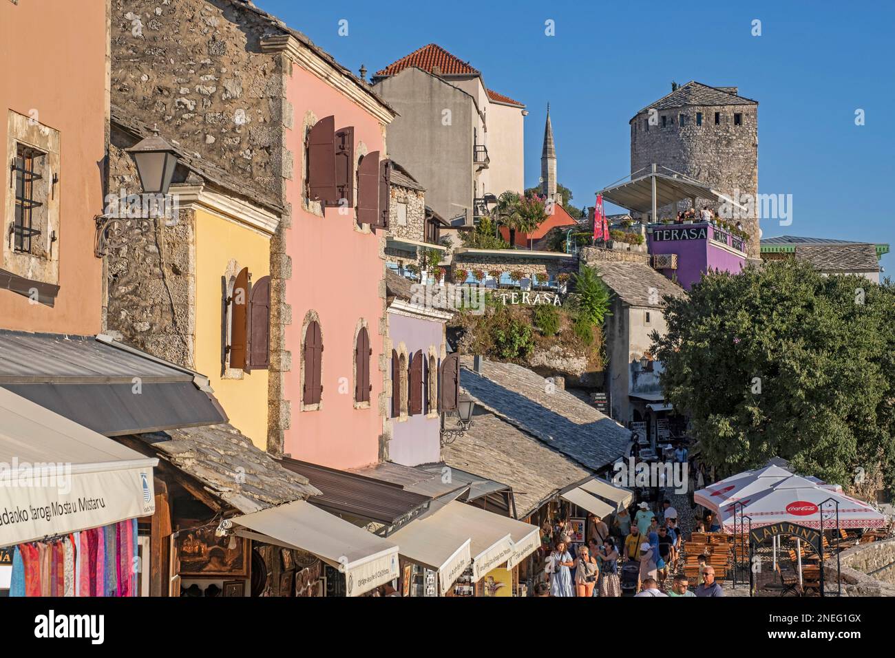 Touristen und Souvenirläden in der Altstadt von Mostar aus dem 16. Jahrhundert, erbaut von den Osmanen, dem Kanton Herzegowina-Neretva, Bosnien und Herzegowina Stockfoto