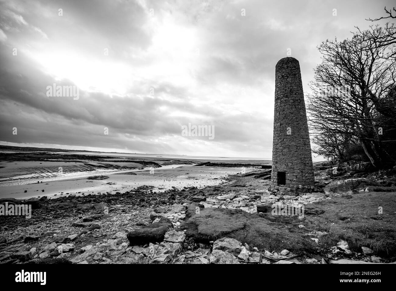 Ein alter Schornstein am Jenny Brown's Point am Ufer der Morecambe Bay in der Nähe des Dorfes Silverdale. Morecambe Bay ist bekannt für seine Sonnenuntergänge, Salz mars Stockfoto