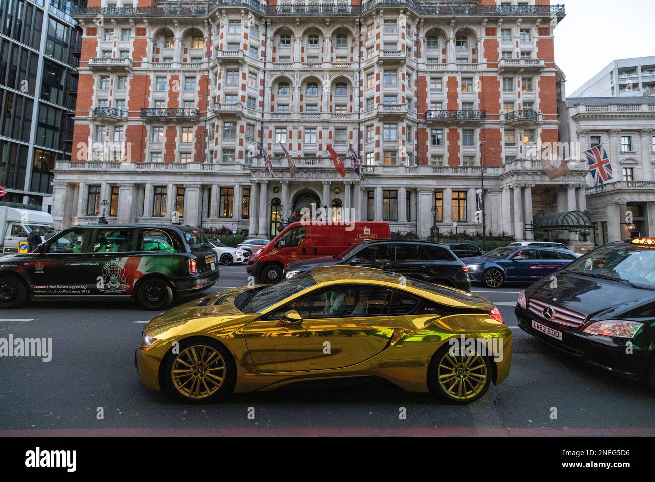 Das luxuriöse Gold BMW Coupé-Fahrzeug wurde im Rush-Hour-Verkehr entlang Knightsbridge, im Zentrum von London, England, Großbritannien, eingefangen Stockfoto