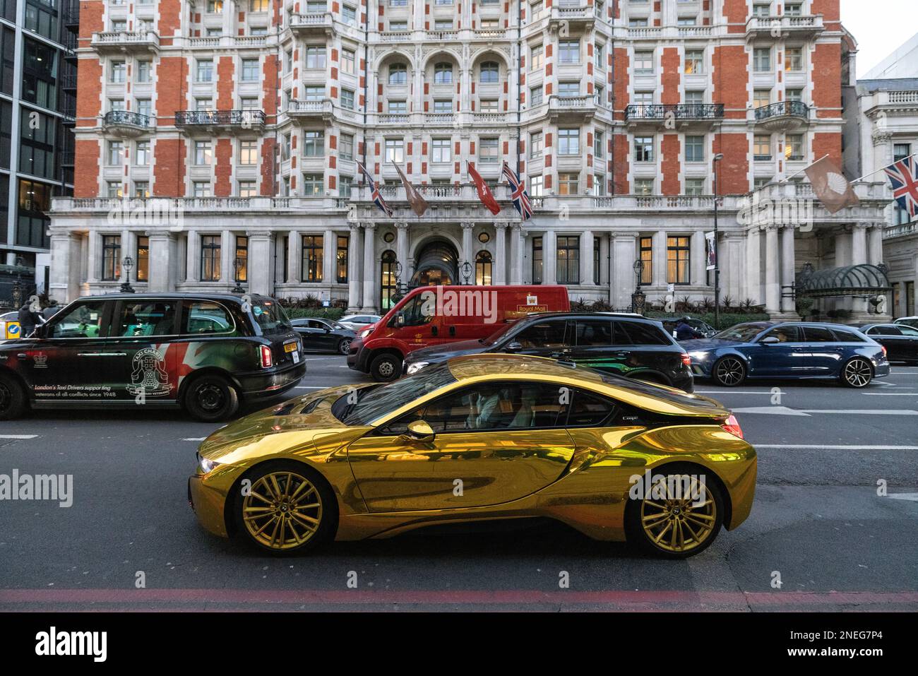 Das luxuriöse Gold BMW Coupé-Fahrzeug wurde im Rush-Hour-Verkehr entlang Knightsbridge, im Zentrum von London, England, Großbritannien, eingefangen Stockfoto