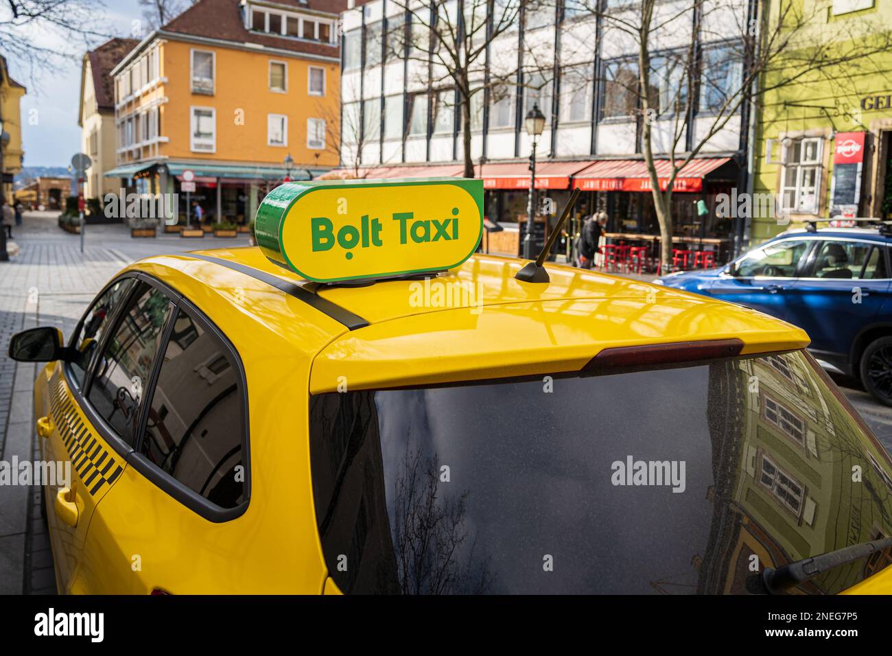 Bolt Taxi Schild auf dem Dach des gelben Autos im Stadtzentrum von Budapest, keine Menschen. Transport über die Bolt App. Budapest, Ungarn - 3. Februar 2023. Stockfoto