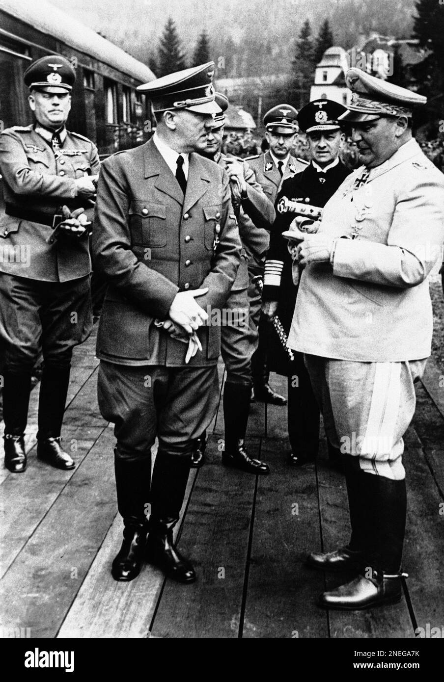 A birthday picture of German Chancellor Adolf Hitler taken at the Fuhrer’s headquarters on May 6, 1941 in Berlin on his 52nd birthday, when his commanders-in-chief gave him their congratulations. Hitler is seen here talking to Field Marshal Hermann Goering. On the left of the picture is Field Marshal Wilhelm Keitel, and behind Goering is seen Admiral Erich Raeder. (AP Photo) Stockfoto