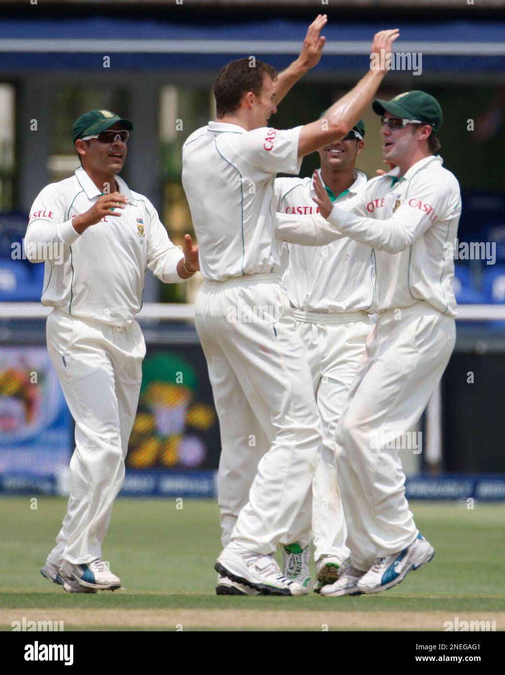 South African team members react after taking the wicket of England Paul Collingwood, unseen, during their fourth test cricket match in Johannesburg, South Africa, Thursday, Jan. 14, 2010. (Photo/Schalk van Zuydam) Stockfoto