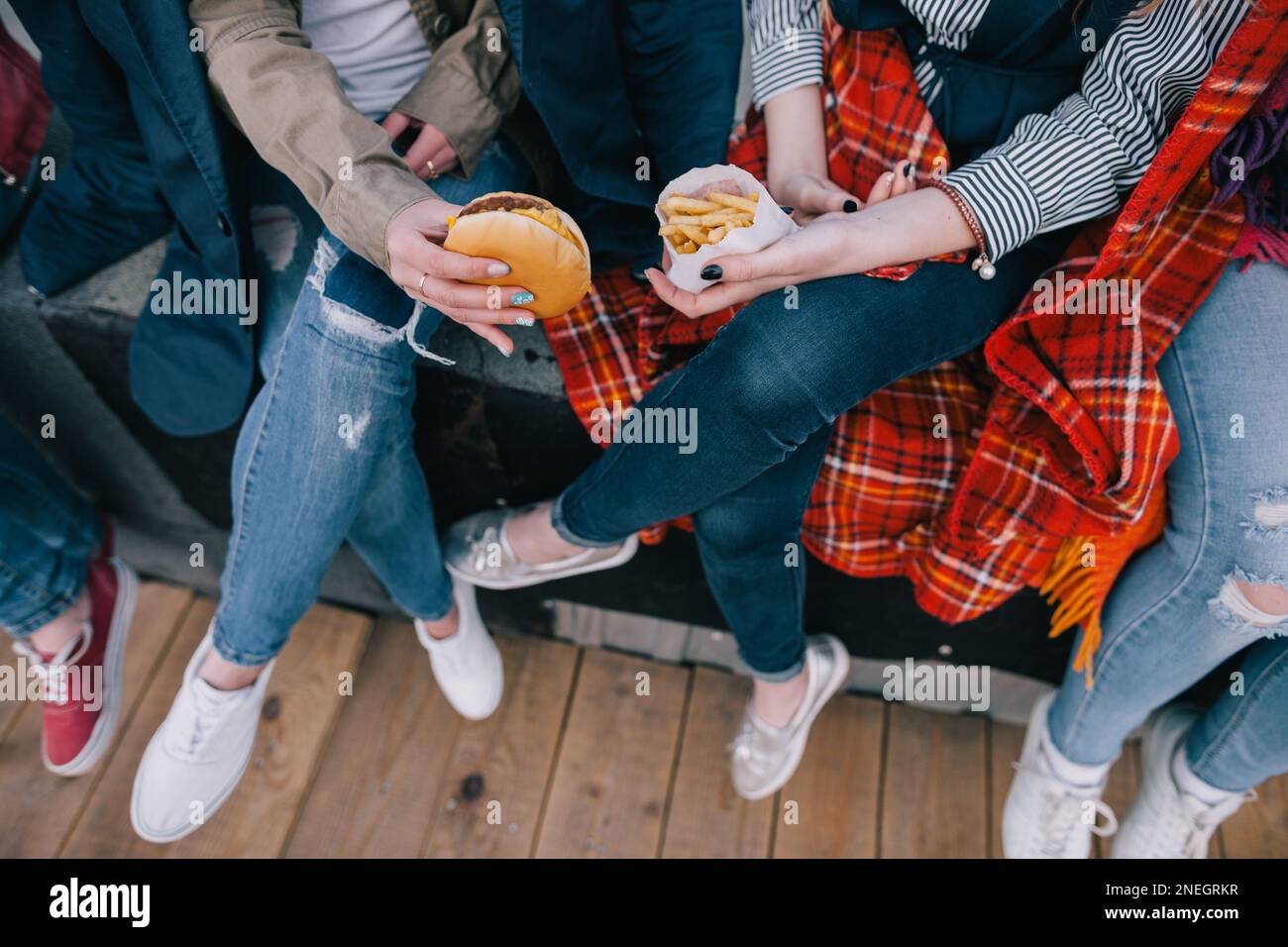 Vier Paar Beine, Draufsicht, enge Freundschaftsbesprechung Stockfoto