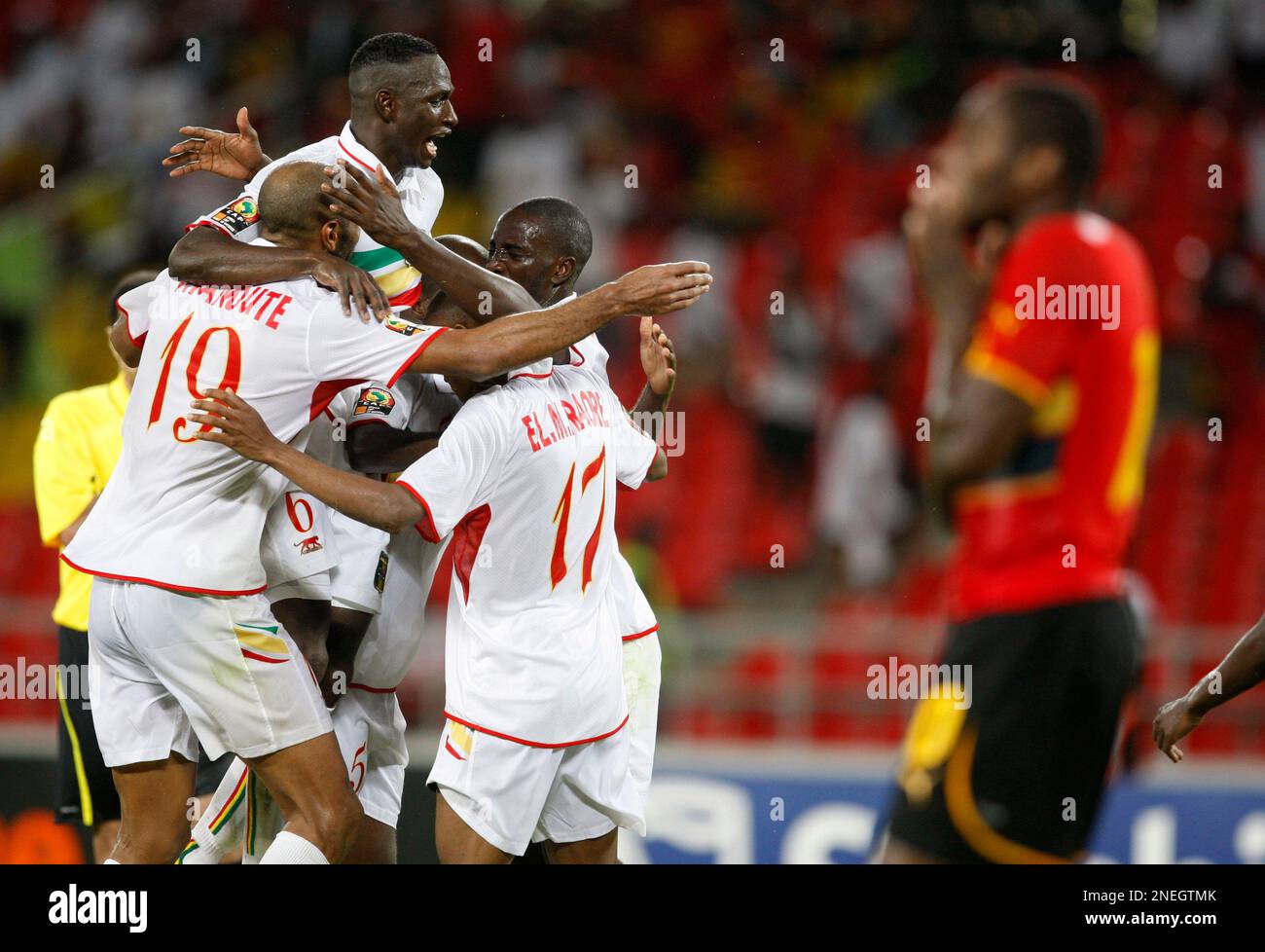 Mali's players react after coming back from a four goal deficit to tie Angola 4-4 in their African Cup of Nations Group A soccer match at November 11 Stadium in Luanda, Angola, Sunday, Jan. 10, 2010. (AP Photo/Rebecca Blackwell) Stockfoto