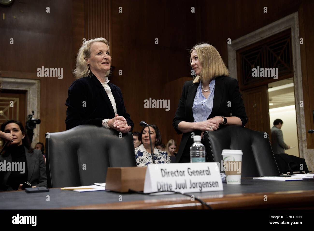 Washington, USA. 16. Februar 2023. Generaldirektorin für Energie, Europäische Kommission Ditte Juul Jorgensen (links) und Fellow in Energy Studies, Baker Institute for Public Policy, Rice University Dr. Anna Mikulska (rechts) sprechen heute im Senatsausschuss für Energie und natürliche Ressourcen am 16. Februar 2023 im Dirksen Senate/Capitol Hill in Washington DC, USA. (Foto: Lenin Nolly/Sipa USA) Guthaben: SIPA USA/Alamy Live News Stockfoto