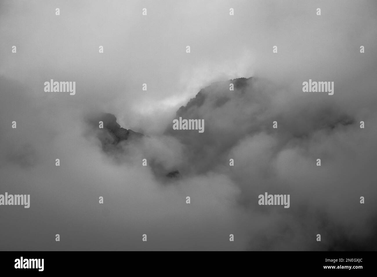 Ein Blick aus der Vogelperspektive auf die von Wolken bedeckten Berge Stockfoto