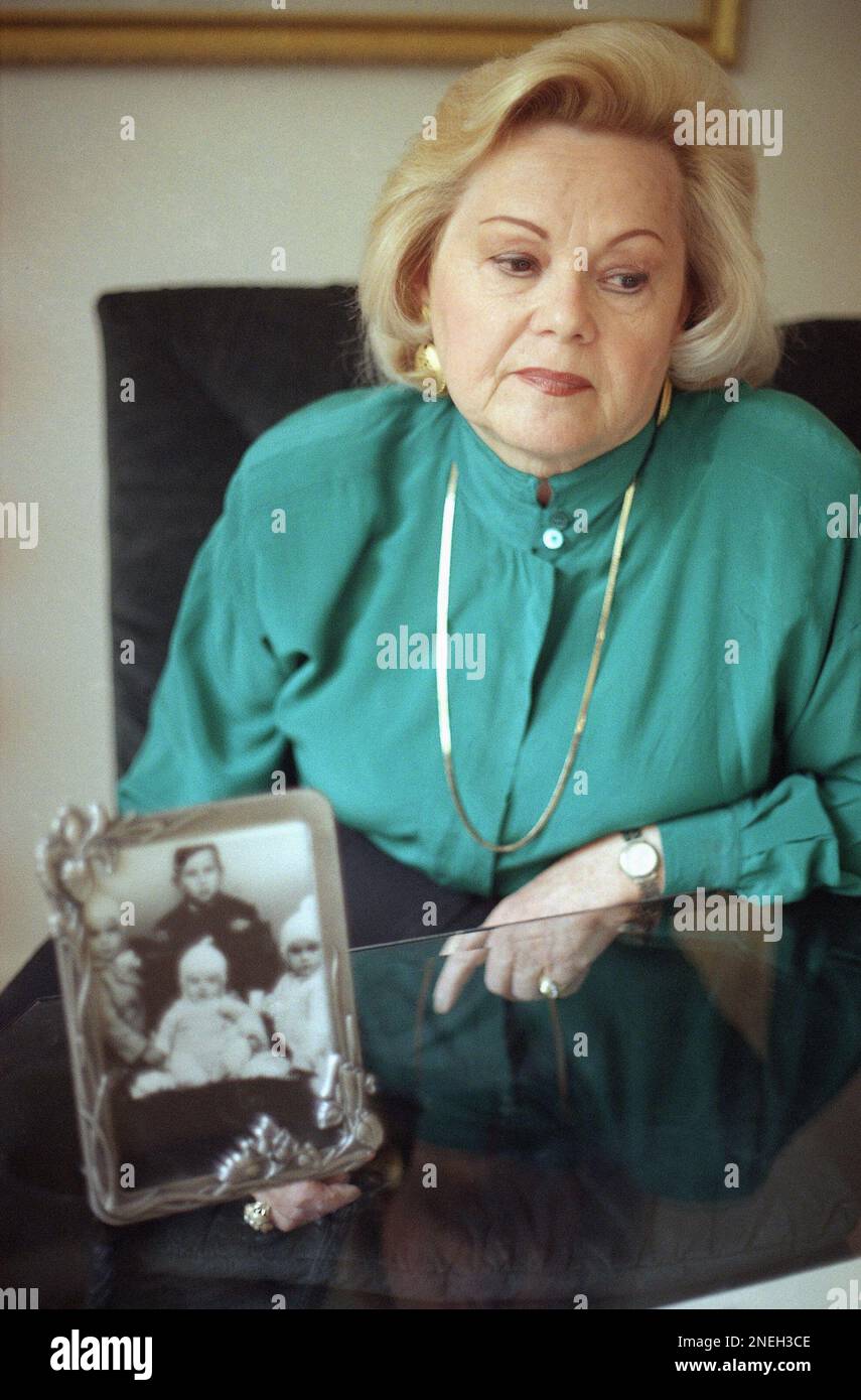 Greta Rhoads, who as a 10-year-old Jewish girl played with her sister and Anne Frank in the Bergen-Belsen death camp in Germany during World War II, sits with an old family photo to herself, sister and cousins, Saturday, Jan. 16, 1999 in her apartment in the Reseda district of Los Angeles. Born Greta Leibowitz, at right in the photo, she was the only one of the four to survive the war and live long enough to collect compensation from Germany. (AP Photo/Katie Callan) Stockfoto