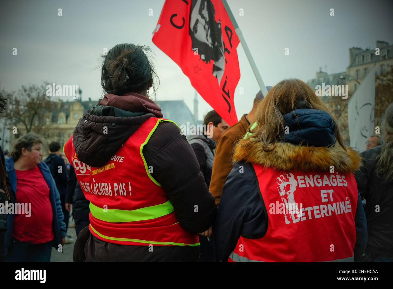 Paris, Frankreich, 16. Februar 2023. CGT-Demonstranten mit roten Westen und Flagge gegen Rentenreform - Jacques Julien/Alamy Live News Stockfoto