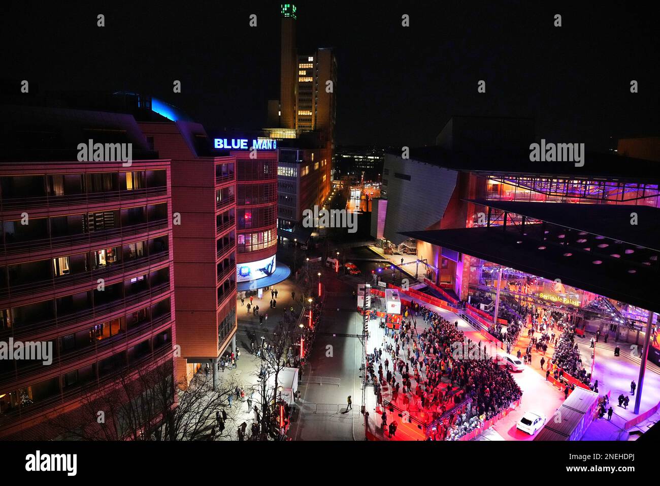 Berlin, Deutschland. 16. Februar 2023. Die ersten Gäste kommen zur Eröffnung des Berlinale International Film Festival 73. Vom 16. Bis 26. Februar 2023 findet in Berlin das 73. Internationale Filmfestival statt. Kredit: Soeren Stache/dpa/Alamy Live News Stockfoto