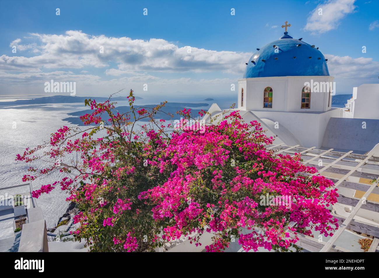 Panoramablick auf die Caldera vom Dorf Imerovigli, Santorin Stockfoto