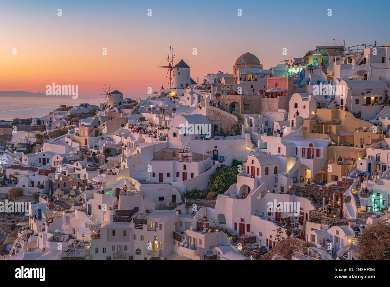 Das malerische Dorf Oia in der Abenddämmerung, Santorin Stockfoto