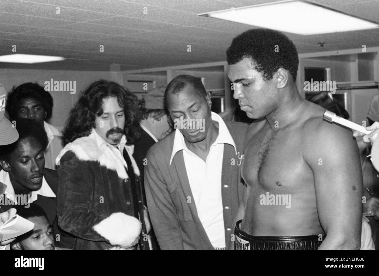 Heavyweight champion Muhammad Ali does not go through his usual exuberant routine in his dressing room after retaining his title on Tuesday, Sept. 29, 1976 in New York. Ali won unanimous, but close decision, in his 15-round fight with Ken Norton at New York?s Yankees Stadium. (AP Photo) Stockfoto