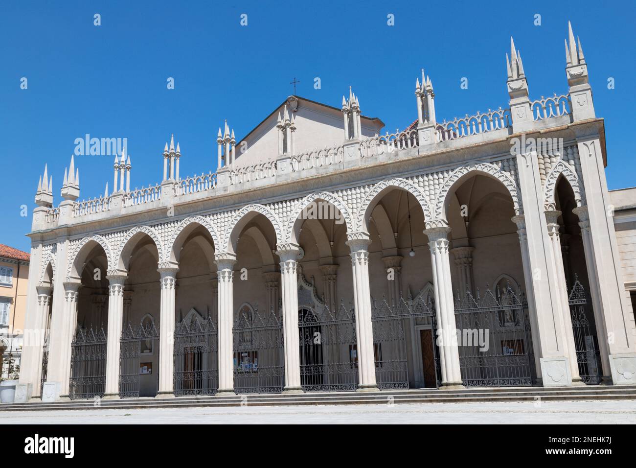Biella - Piazza Duomo mit dem neogotischen Portal der Kathedrale. Stockfoto