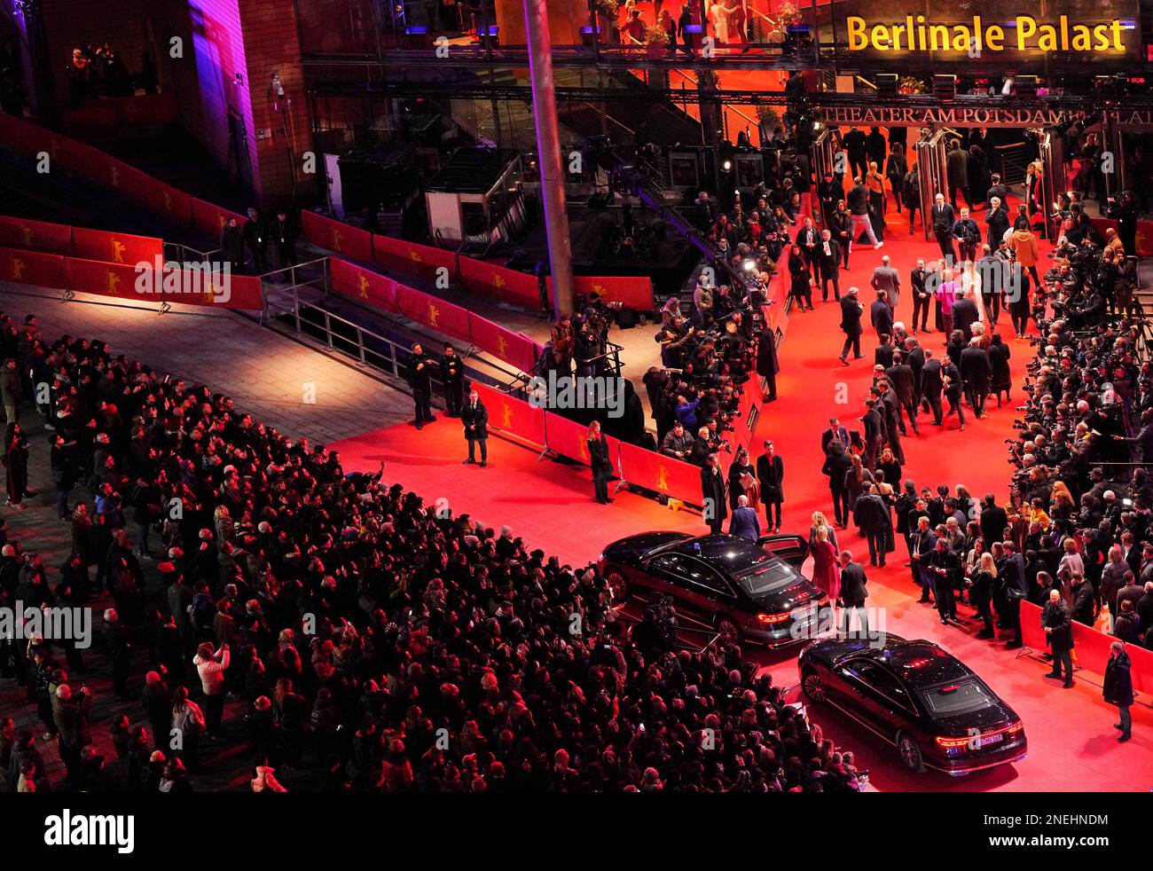 Berlin, Deutschland. 16. Februar 2023. Die ersten Gäste kommen zur Eröffnung des Berlinale International Film Festival 73. Vom 16. Bis 26. Februar 2023 findet in Berlin das 73. Internationale Filmfestival statt. Kredit: Soeren Stache/dpa/Alamy Live News Stockfoto