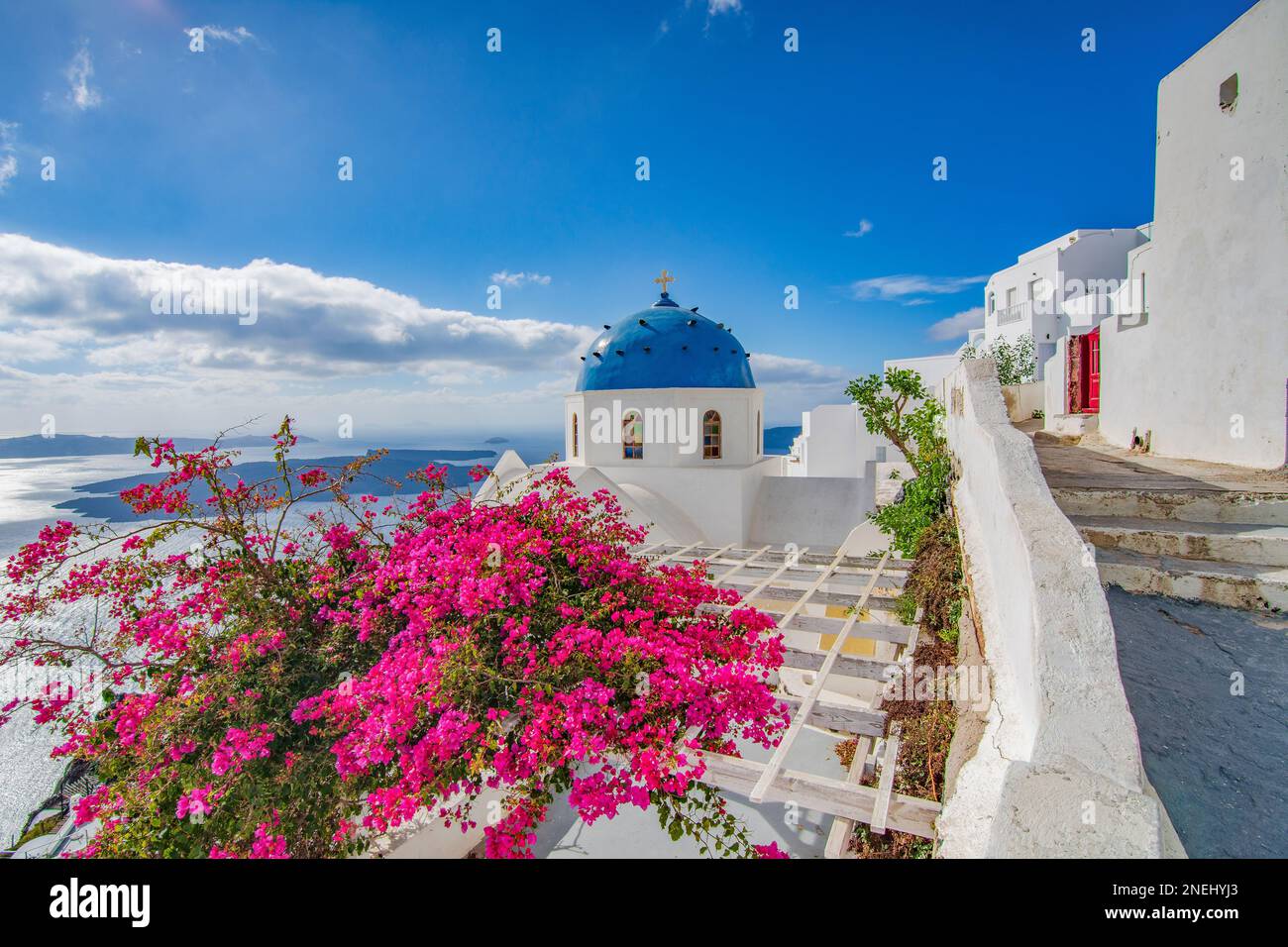 Panoramablick auf die Caldera vom Dorf Imerovigli, Santorin Stockfoto