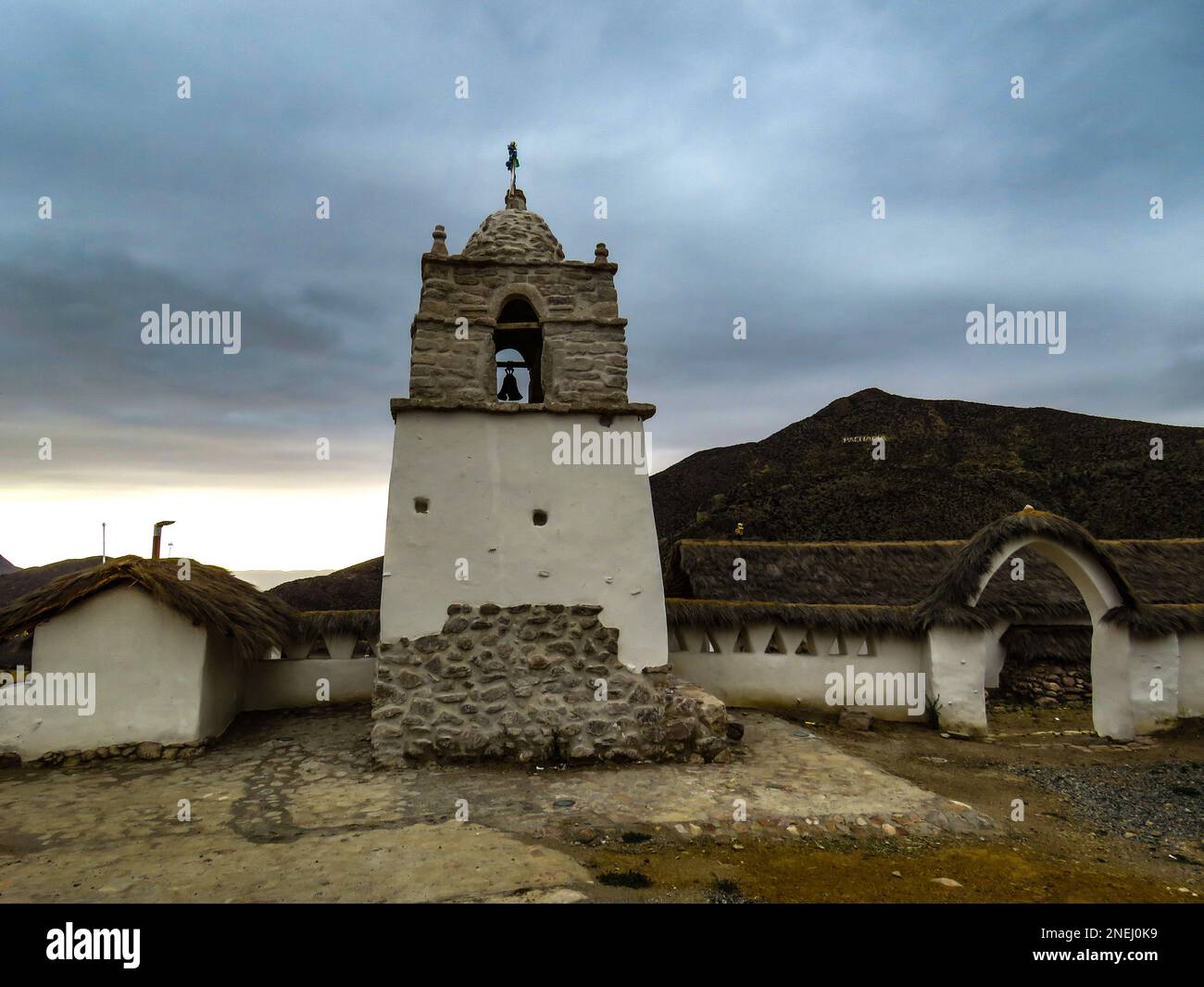 Kirche San Andrés in Pachama, Altiplano der Anden in der Region Arica, Chile Stockfoto