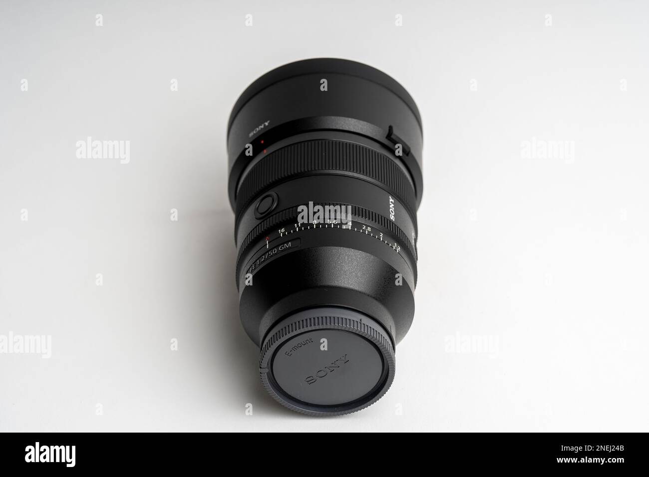 BUDAPEST, UNGARN 02. Oktober 2022: Sony G-Master SEL FE 50mm f 1,2 GM Objektiv. Selektive Fokussierung von Nahaufnahmen, isoliert auf weißem Hintergrund. SEL50F12GM Stockfoto