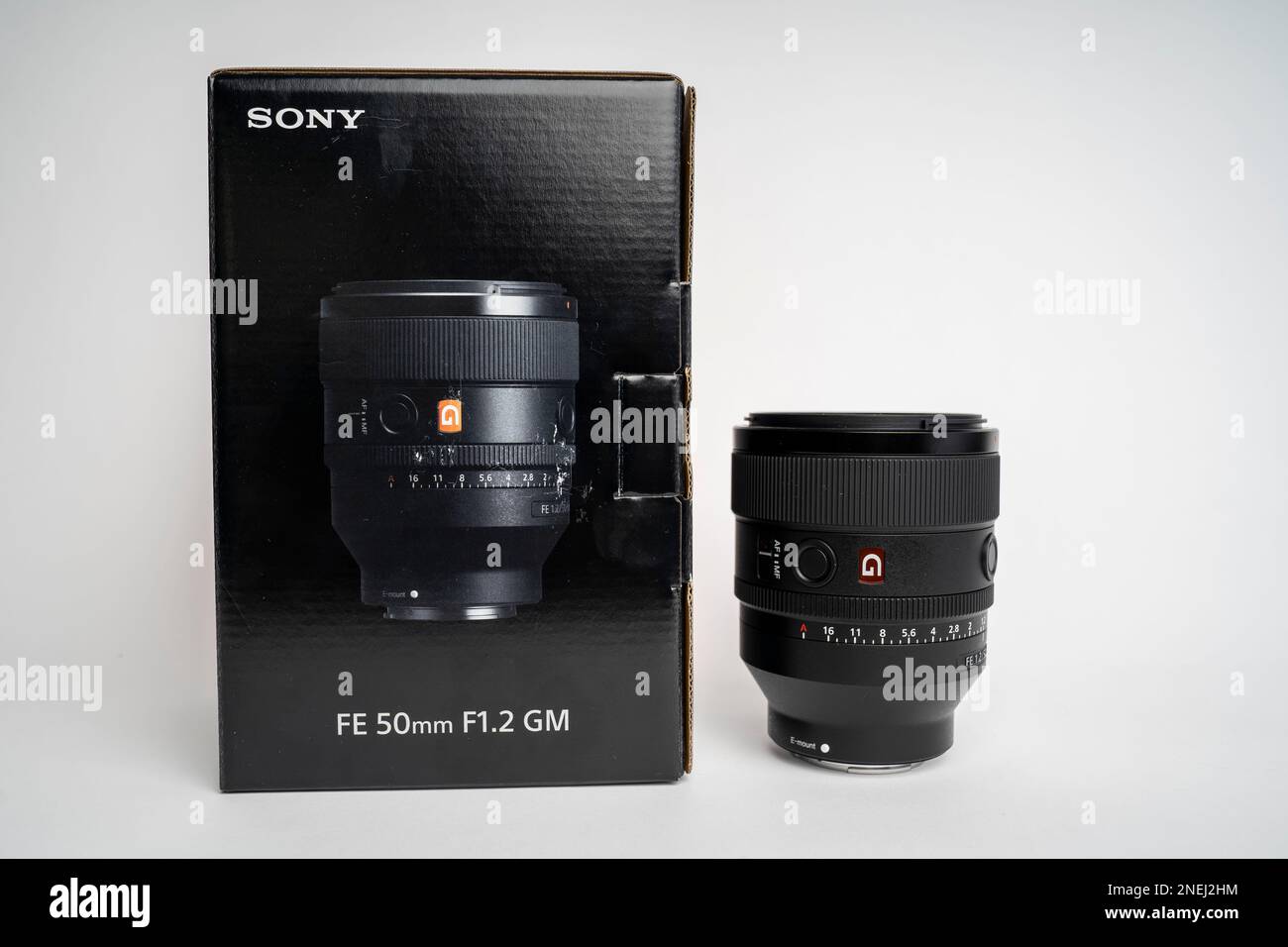 Sony G-Master SEL FE 50mm mm f 1,2 GM Objektiv, Karton. Selektive Fokussierung von Nahaufnahmen, isoliert auf weißem Hintergrund. Stockfoto