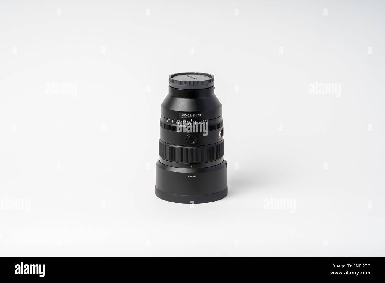 BUDAPEST, UNGARN 02. Oktober 2022: Sony G-Master SEL FE 50mm f 1,2 GM Objektiv. Selektive Fokussierung von Nahaufnahmen, isoliert auf weißem Hintergrund. SEL50F12GM Stockfoto