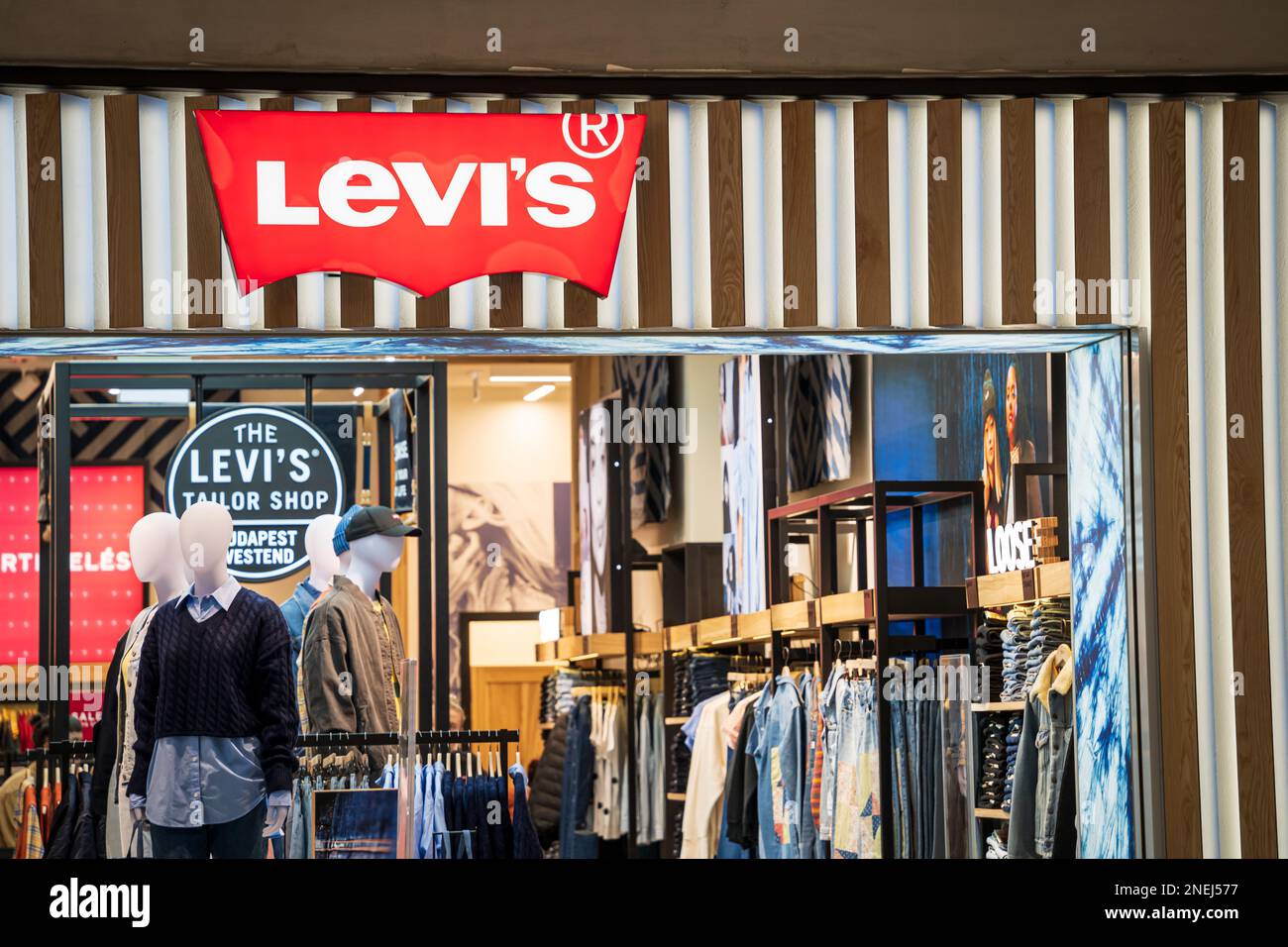 Eingang zum Levi's Jeans Store mit Logo in einem Einkaufszentrum. Levi Strauss Ist Eine Weltweit Bekannte Amerikanische Bekleidungsmarke. Budapest, Ungarn - 3. Februar 2023. Stockfoto
