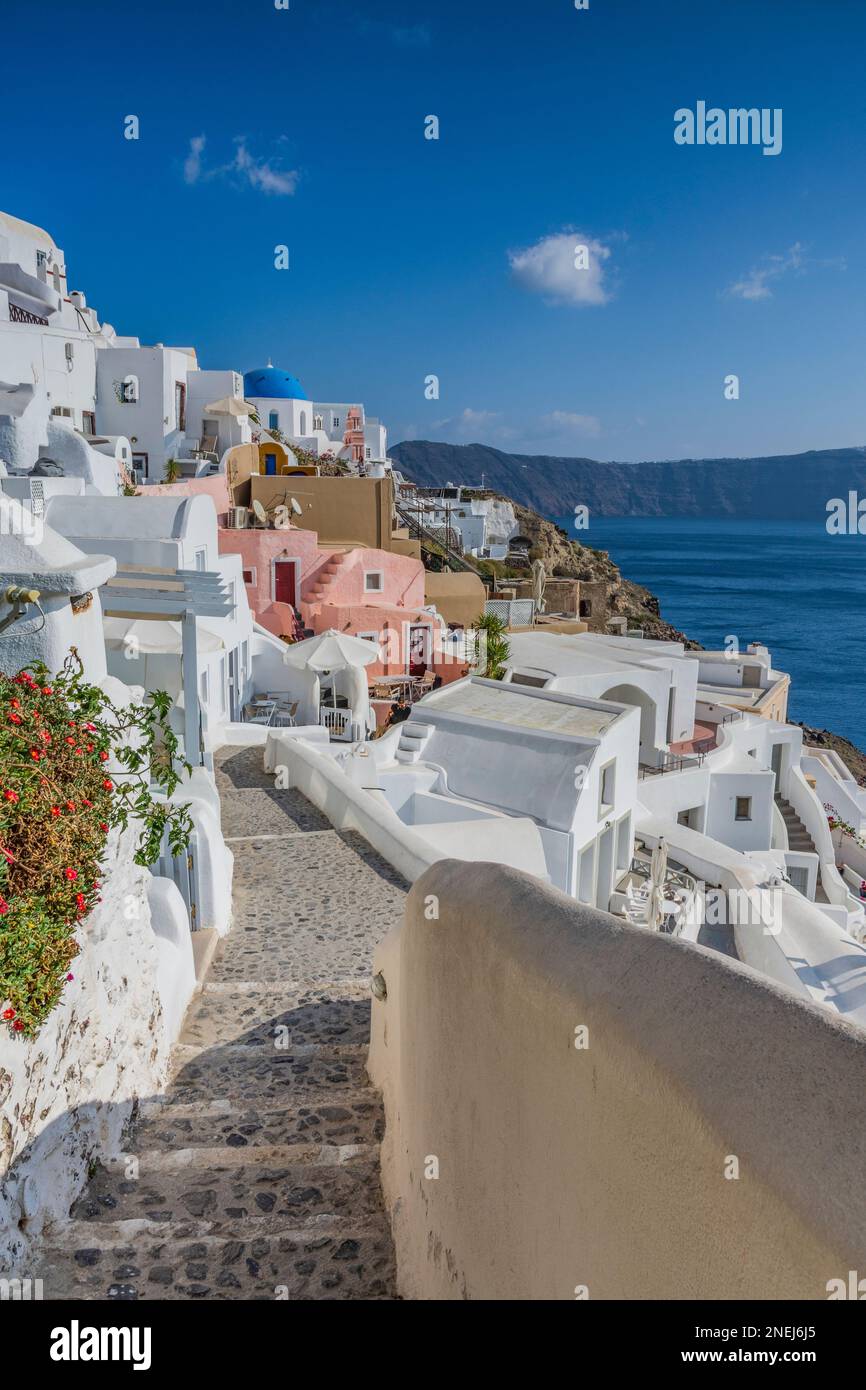 Charakteristische kleine Steinstraße im Dorf Oia, Santorin Stockfoto