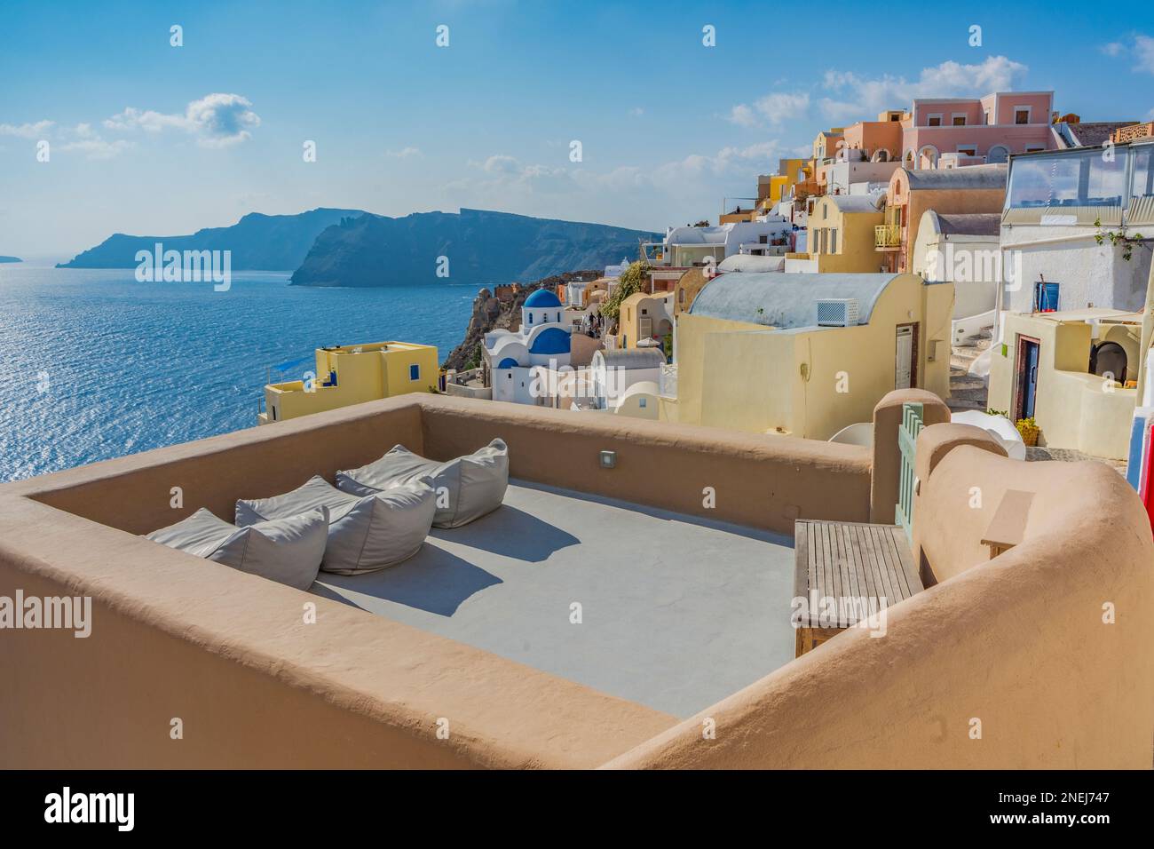 Terrasse mit Meerblick in Oia, Santorin Stockfoto