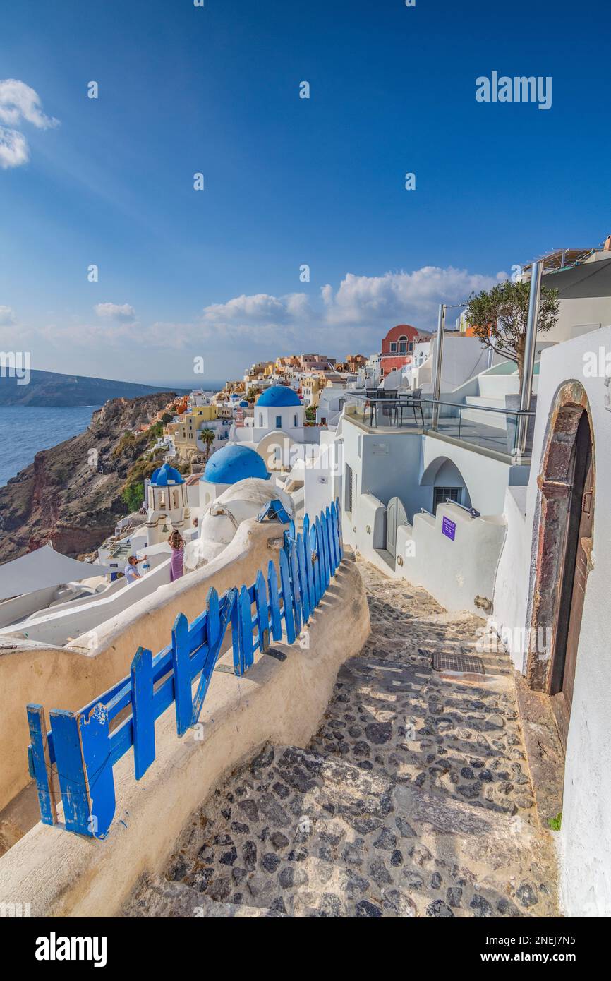 Charakteristische kleine Steinstraße im Dorf Oia, Santorin Stockfoto