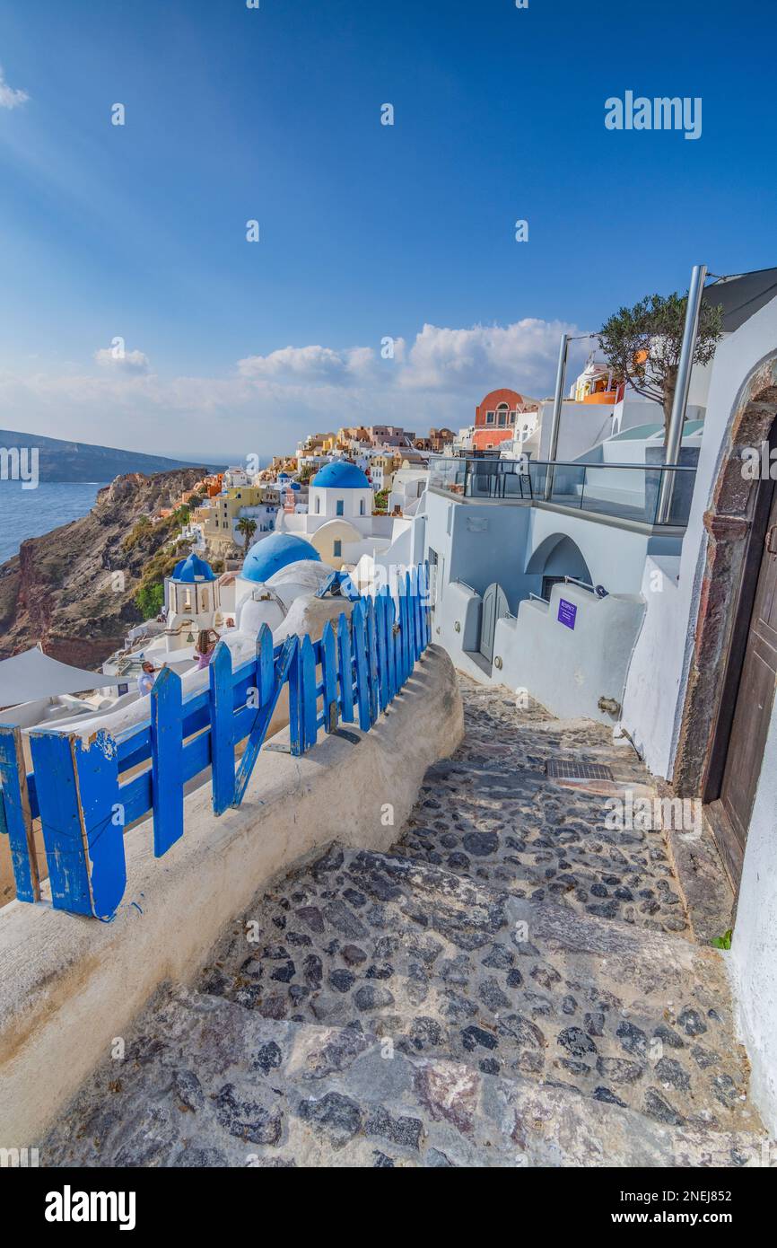 Charakteristische kleine Steinstraße im Dorf Oia, Santorin Stockfoto