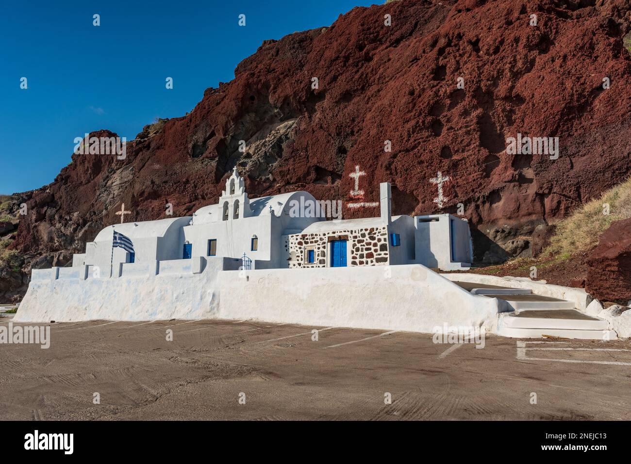 Charakteristische Kirche zwischen den vulkanischen Felsen von Santorin Stockfoto