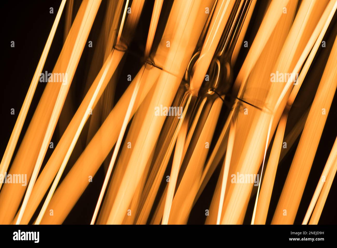 Wolframlampe leuchtet im dunklen Makro-Foto-Hintergrund mit selektivem Weichzeichner Stockfoto