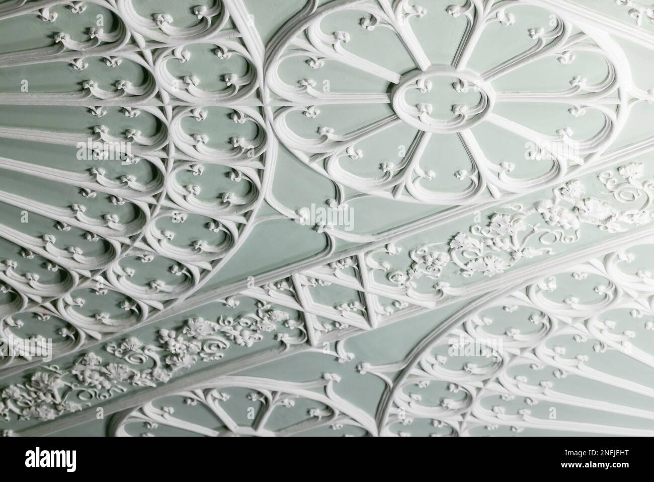 Deckendesign im gotischen Stil. Weißer Gips, Bas-Relief, klassische Architektur, abstrakte Vorlage Stockfoto Deckendesign im gotischen Stil. Weißer Gips, Bas-Relief, klassische Architektur, abstrakte Vorlage Stockfoto