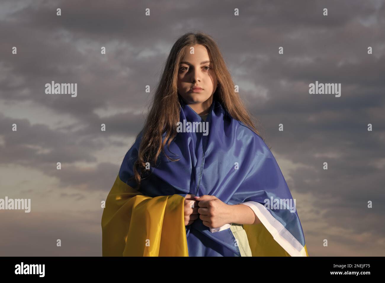 Patriotisches ukrainisches Teenager-Kind mit ukrainischer Staatsflagge Stockfoto