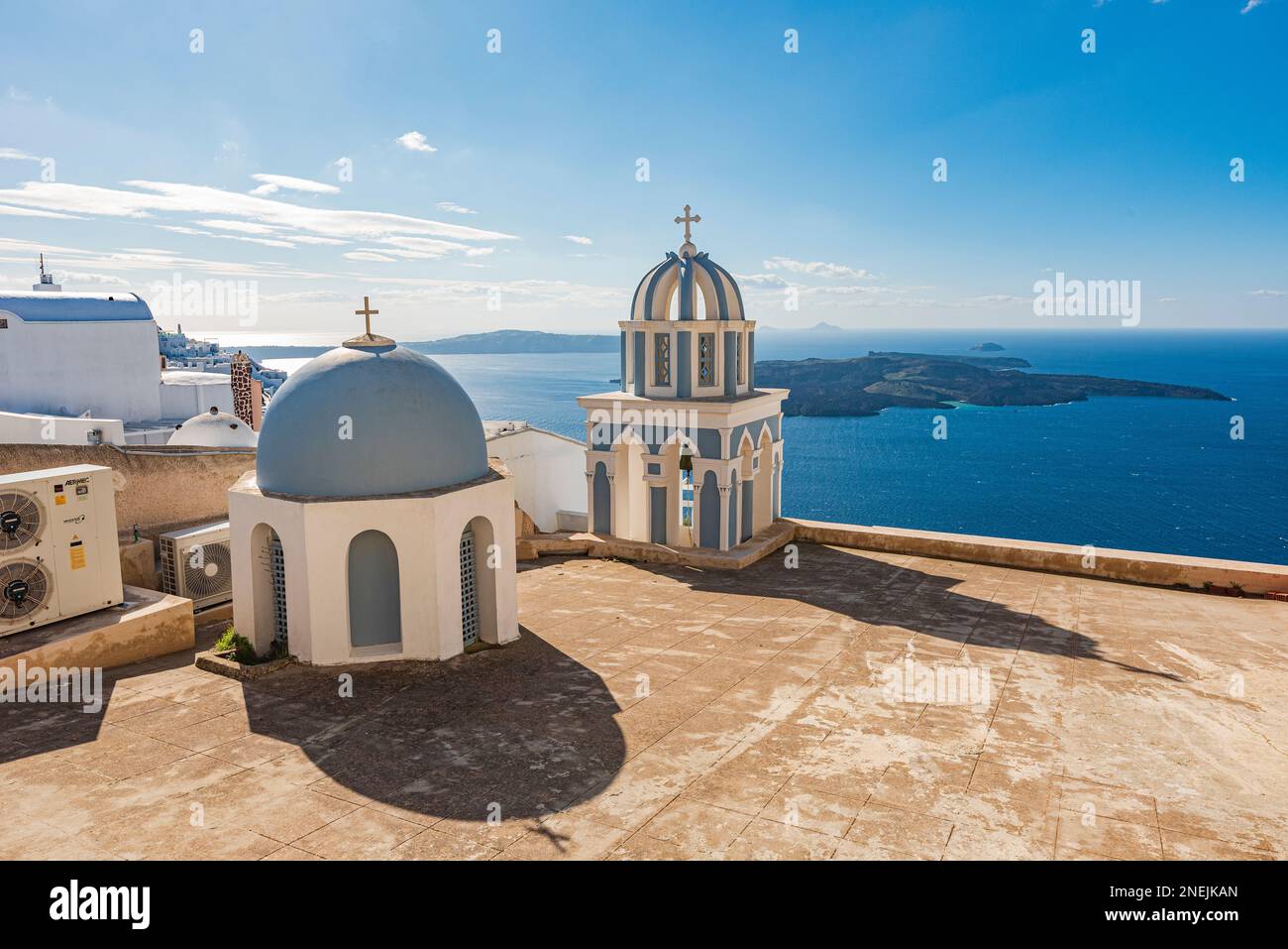 Charakteristische Kuppeln mit Blick auf das Meer im Dorf Firostefani, Santorin Stockfoto