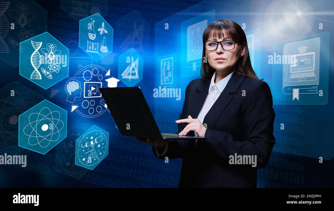 Reife Lehrerin Regisseurin der Uni posiert mit Laptop Stockfoto