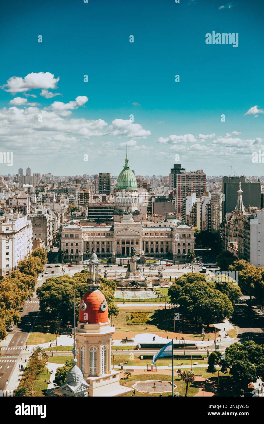 Der argentinische Nationalkongress und der Kongressplatz aus der Vogelperspektive. Stockfoto