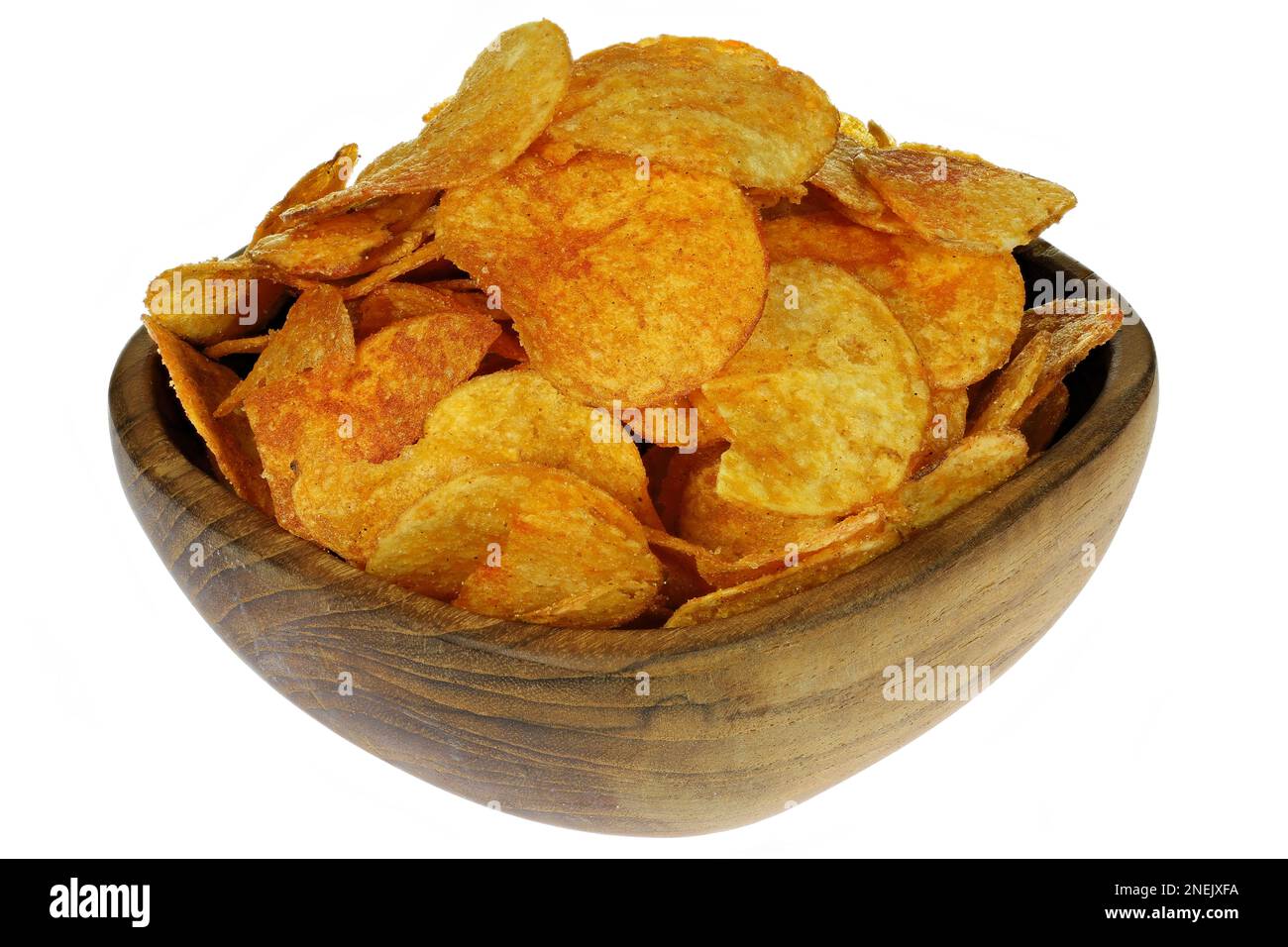 Kartoffelchips mit Paprika-Geschmack in einer Teakholz-Schüssel isoliert auf weißem Hintergrund Stockfoto