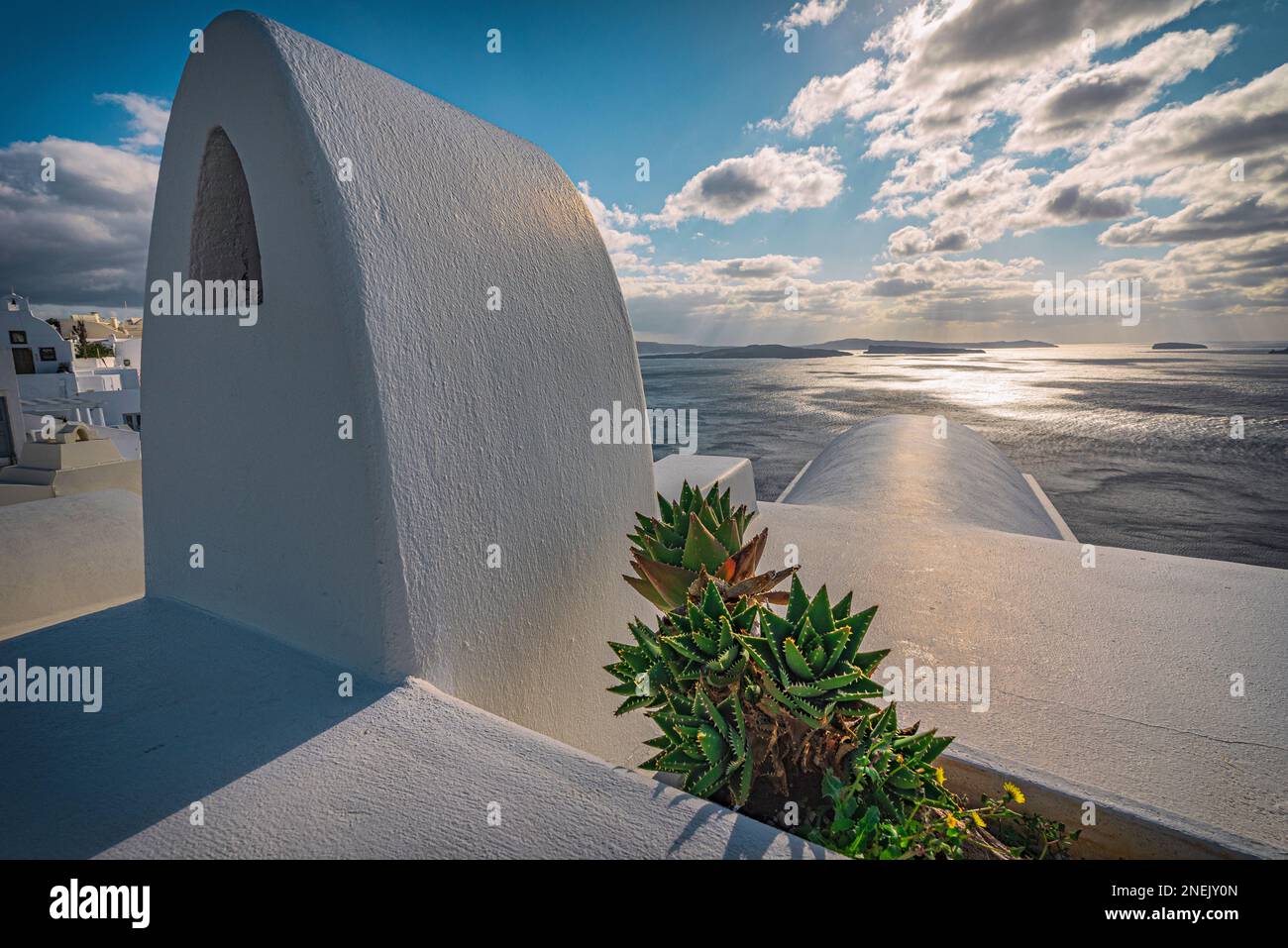 Weiß getünchter Kamin in Oia Dorf, Santorin Stockfoto