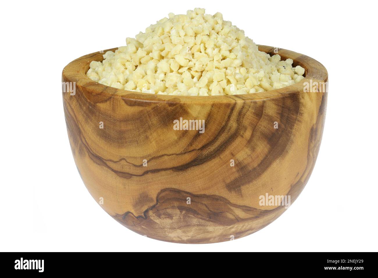 Gehackte Mandeln in einer Olivenholzschüssel isoliert auf weißem Hintergrund Stockfoto
