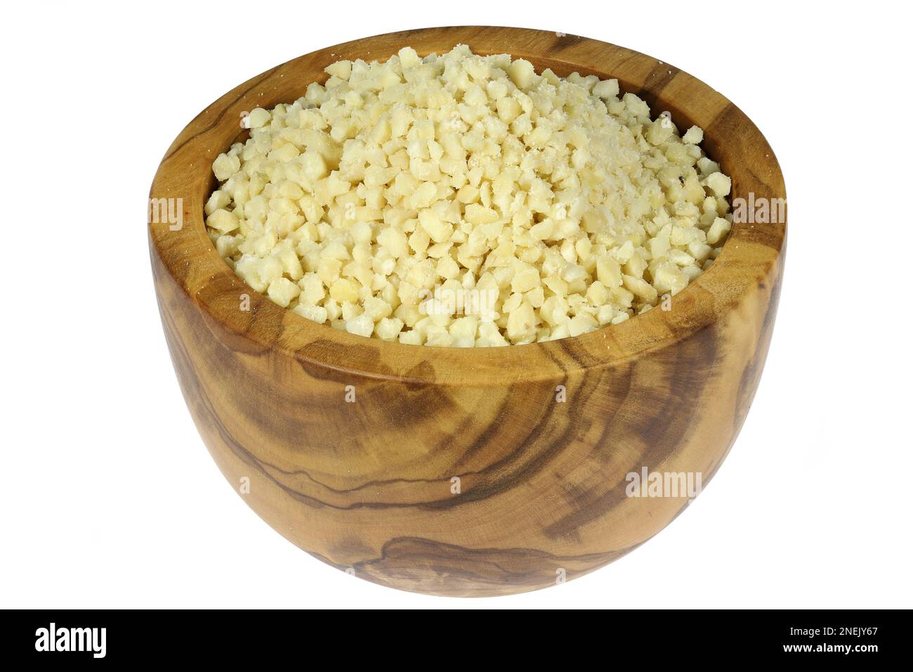 Gehackte Mandeln in einer Olivenholzschüssel isoliert auf weißem Hintergrund Stockfoto