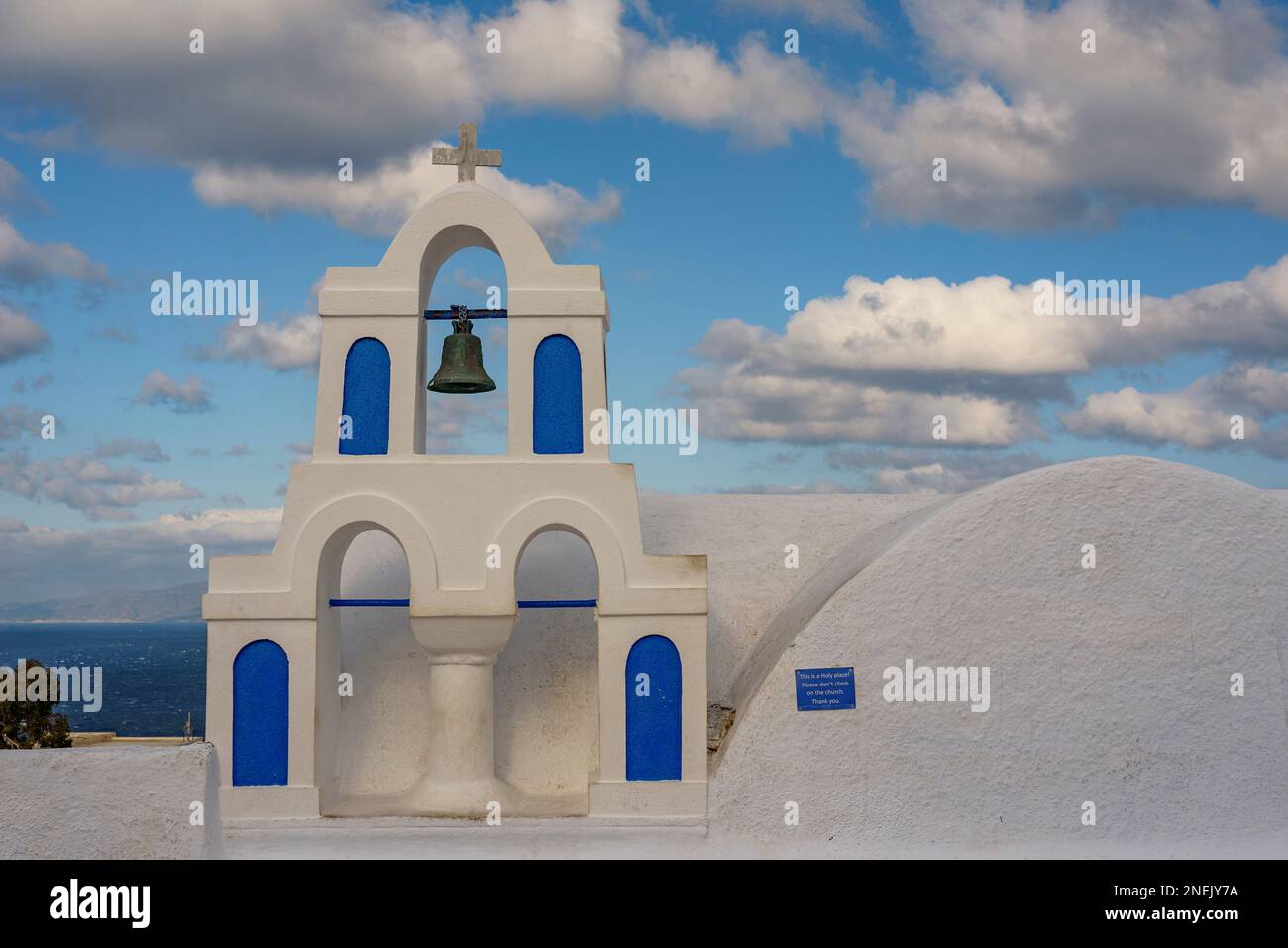 Charakteristischer weiß getünchter Glockenturm im Dorf Oia, Santorin Stockfoto