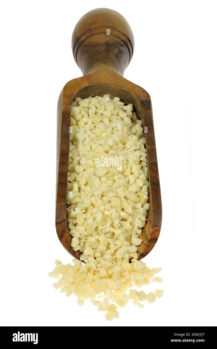 Gehackte Mandeln in einer Olivenholzwiebelschaufel, isoliert auf weißem Hintergrund Stockfoto